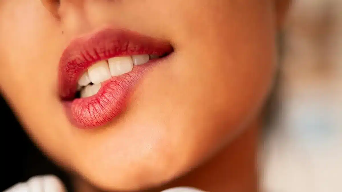 mulher mordendo o lábio, representando linguagem corporal