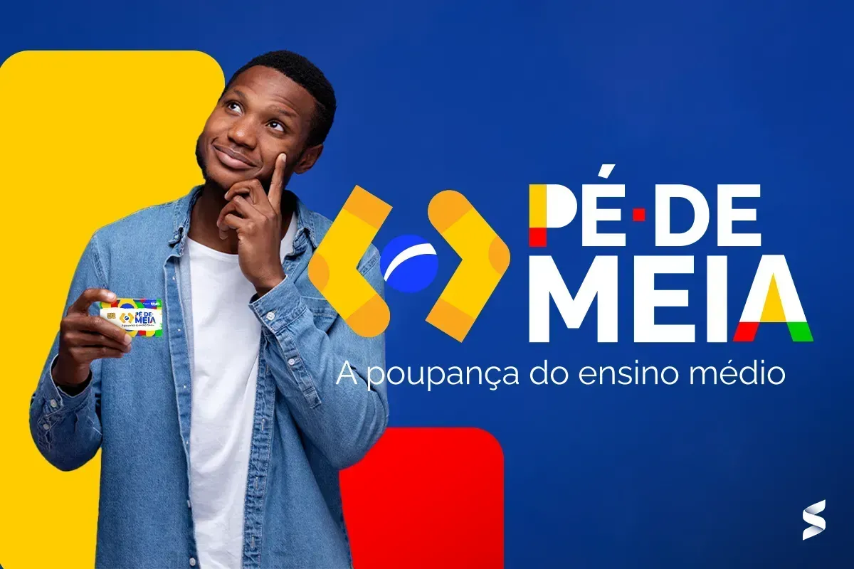 Estudante segurando cartão do programa pé-de-meia com fundo azul