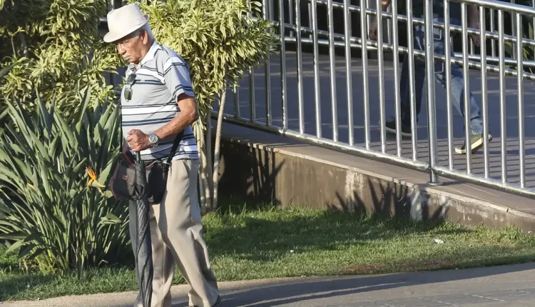 Homem idoso caminhando ao ar livre, representando a importância da prova de vida para beneficiários do INSS