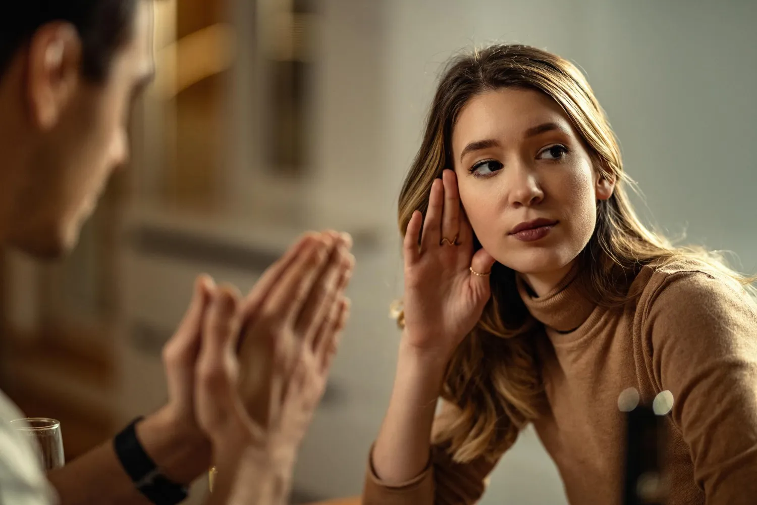 Mulher ouvindo com desinteresse durante uma conversa, sugerindo falta de conexão emocional