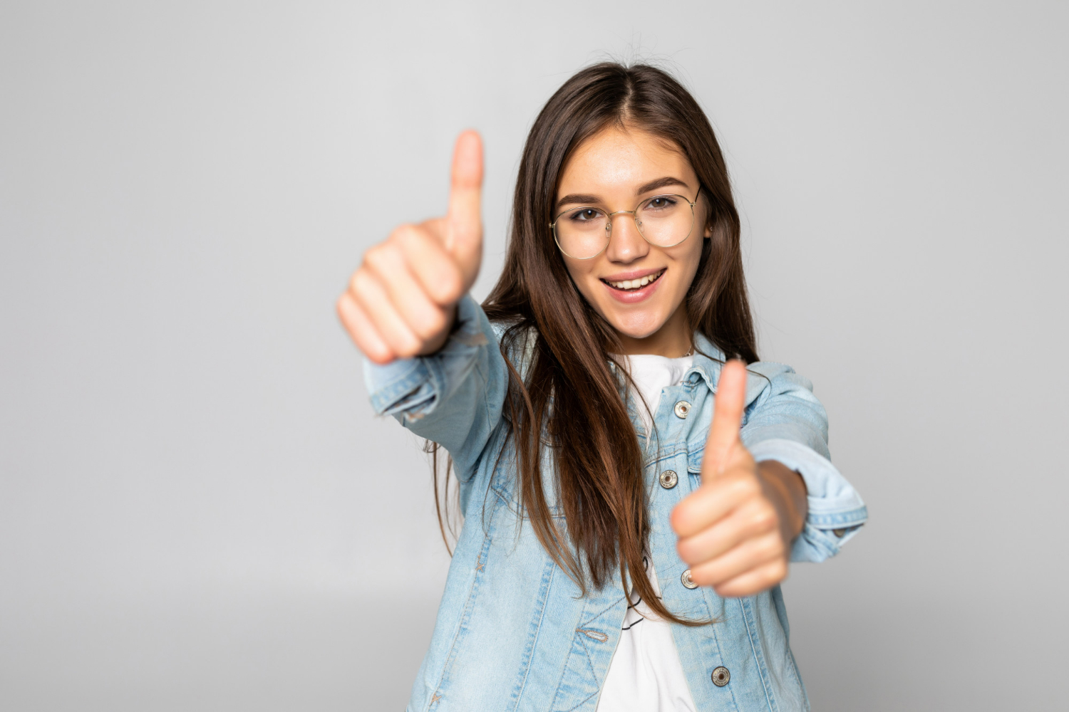 Jovem sorridente mostrando gesto positivo com as mãos