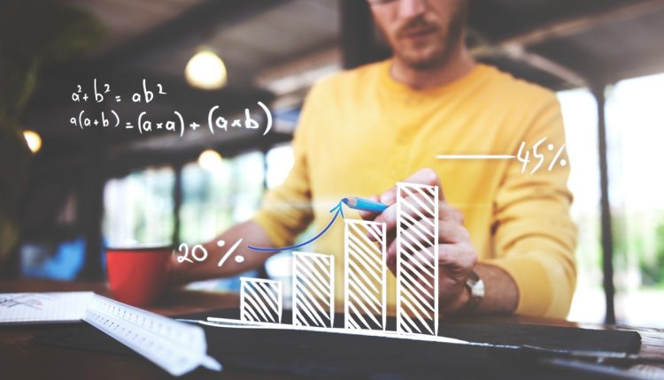 Homem analisando gráfico de barras com porcentagens e fórmulas matemáticas.