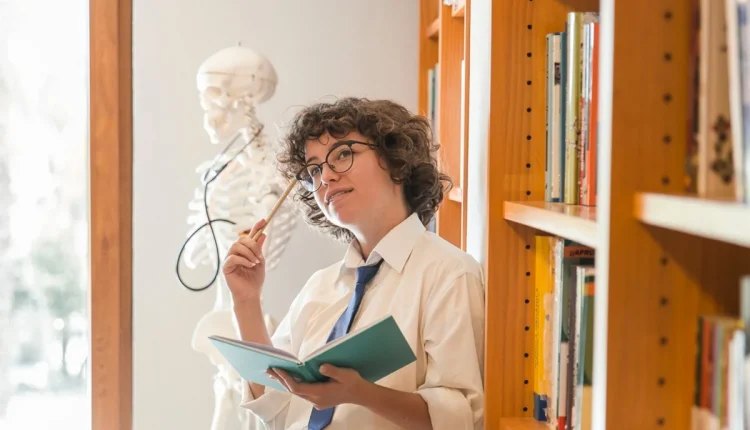 Pessoa com livro e esqueleto ao fundo, representando as diversas opções de carreira para graduados em Filosofia
