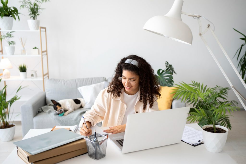 Profissional trabalhando remotamente em casa usando computador