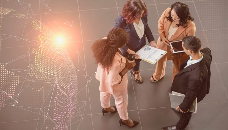 Grupo de profissionais reunidos discutindo gráficos e dados, simbolizando colaboração e networking eficaz para encontrar oportunidades de emprego.