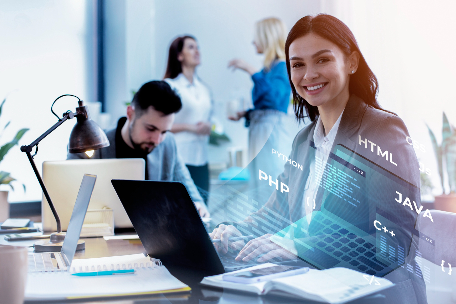 Mulher sorridente trabalhando em ambiente digital moderno com laptops