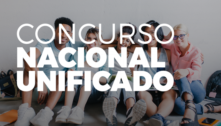 Grupo de jovens estudantes sorrindo, representando participantes do Concurso Nacional Unificado.