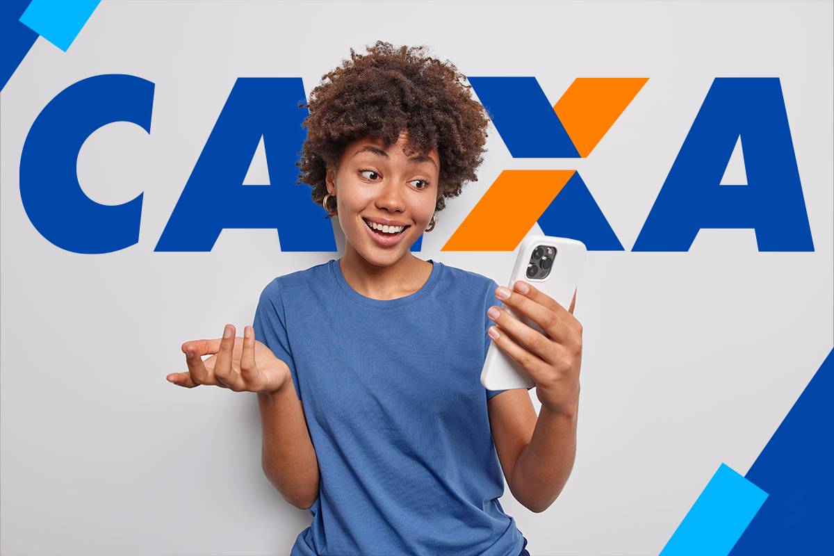 Pessoa sorrindo e olhando para o celular, com o logo da Caixa Econômica Federal em destaque ao fundo.