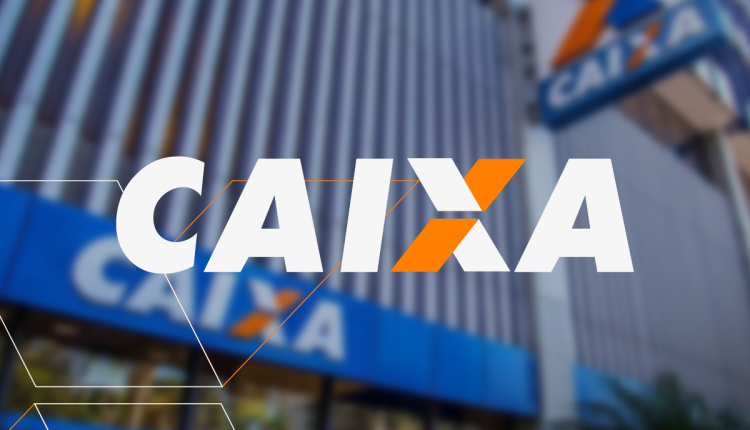 Imagem do logo da Caixa Econômica Federal com fachada de agência ao fundo, destacando a letra X laranja.