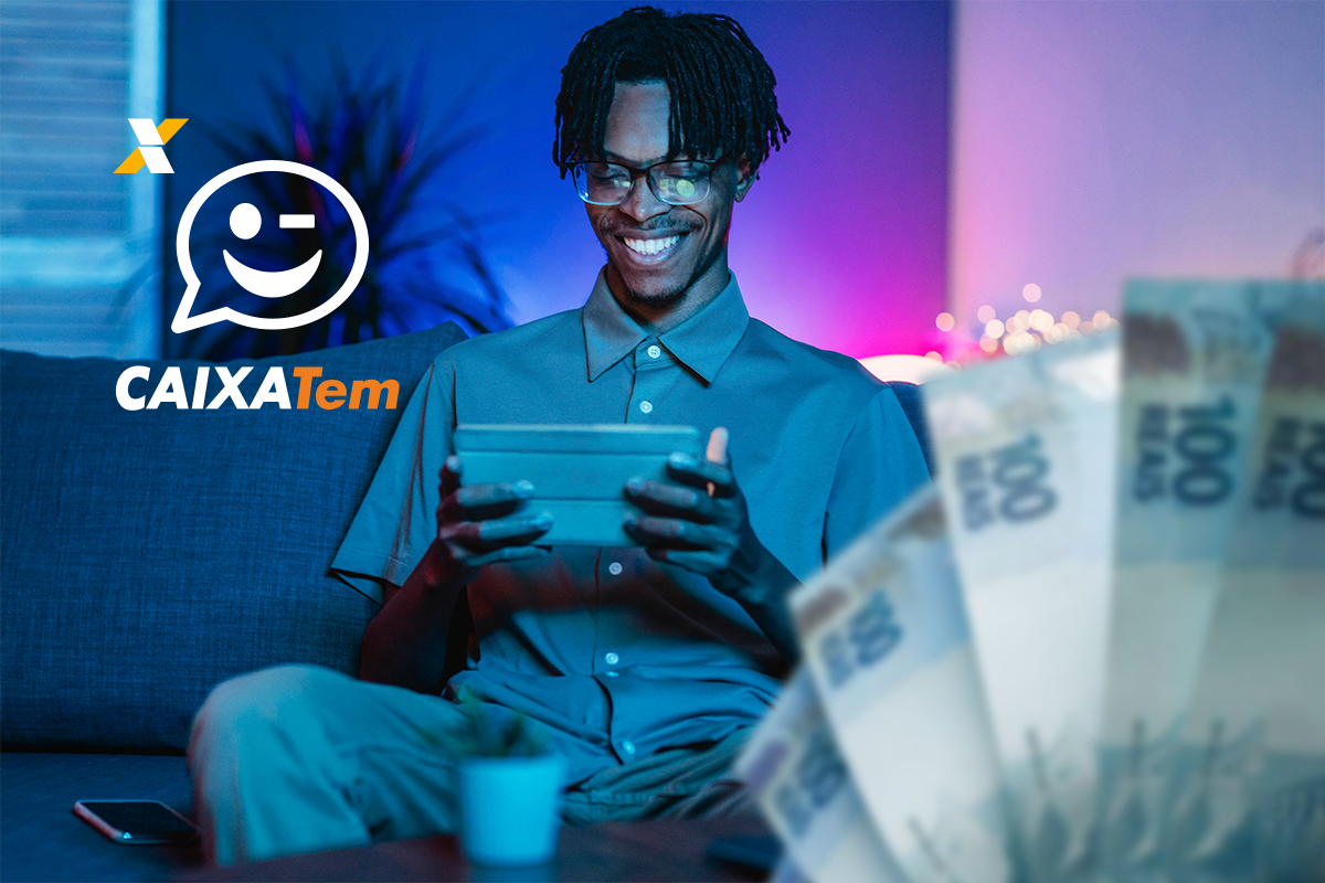 Jovem sorridente usando tablet em ambiente com iluminação azul e rosa.