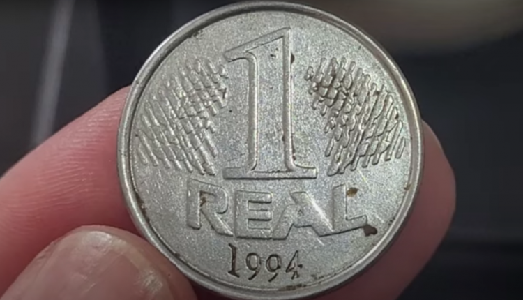 Moeda de 1 real de 1994 com erros de cunhagem visíveis, destacando a sua possível valiosidade.