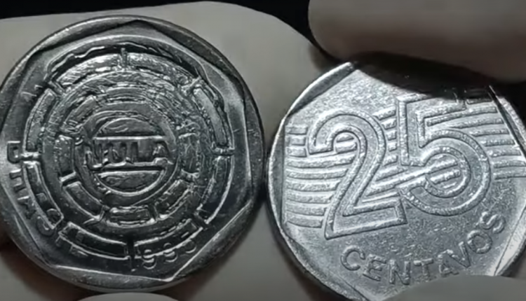 Duas moedas de 25 centavos lado a lado, sendo uma delas marcada com o selo “nula”.