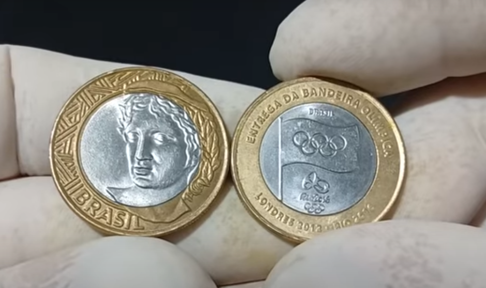 Moeda de 1 real comemorativa da entrega da bandeira olímpica de Londres para o Rio