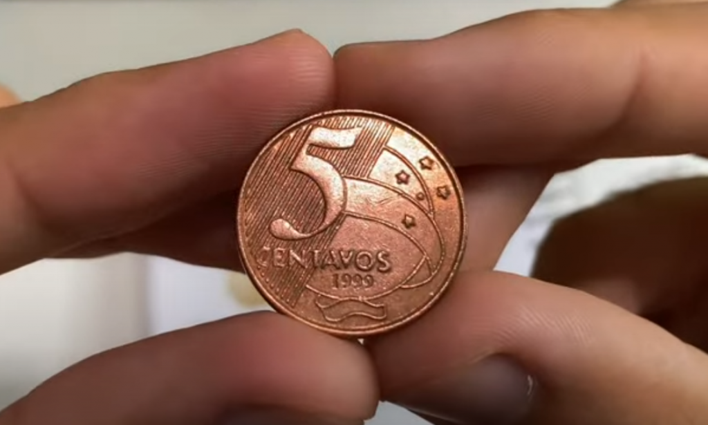 Moeda rara de 5 centavos de 1999 segurada por uma mão