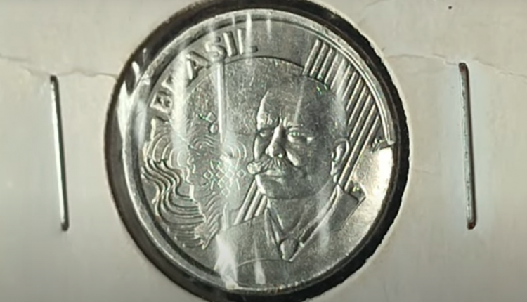 Moeda de 50 centavos brasileira com erro de cunhagem visível na borda, destacando o busto de Rio Branco.