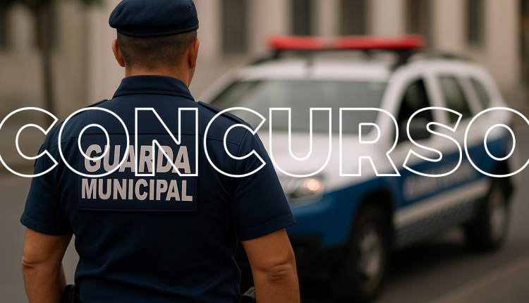 Guarda municipal visto de costas, com viatura policial desfocada ao fundo, ilustrando carreira pública na segurança.