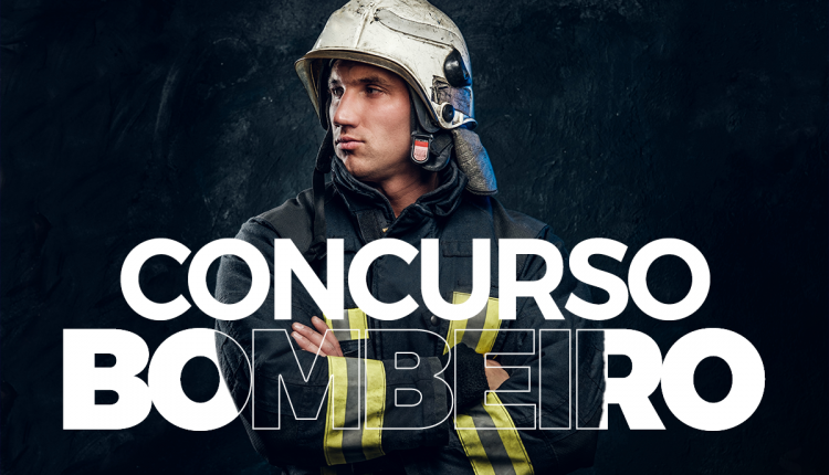 Bombeiro com uniforme completo e capacete, olhando para o lado com expressão confiante.
