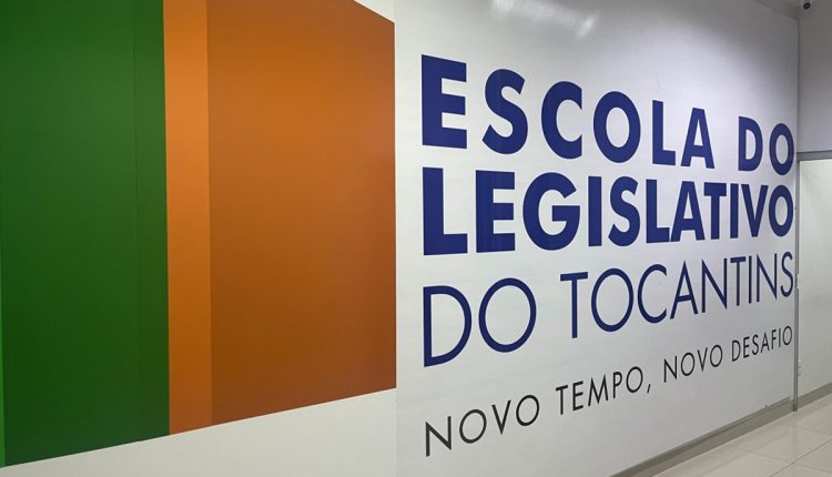 Parede decorada da Escola do Legislativo do Tocantins com slogan