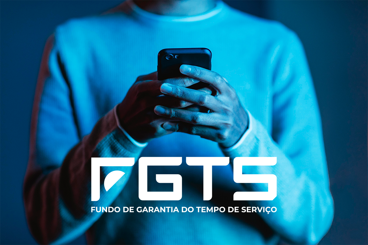 Pessoa utilizando um celular para enviar a documentação do FGTS.
