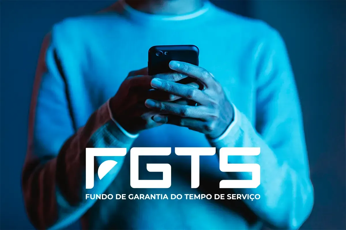 Pessoa com o celular nas mãos atrás da inscrição FGTS.
