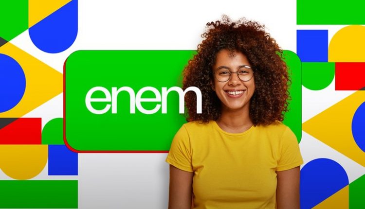 Jovem sorridente com camiseta amarela e fundo colorido ao lado da marca do Enem