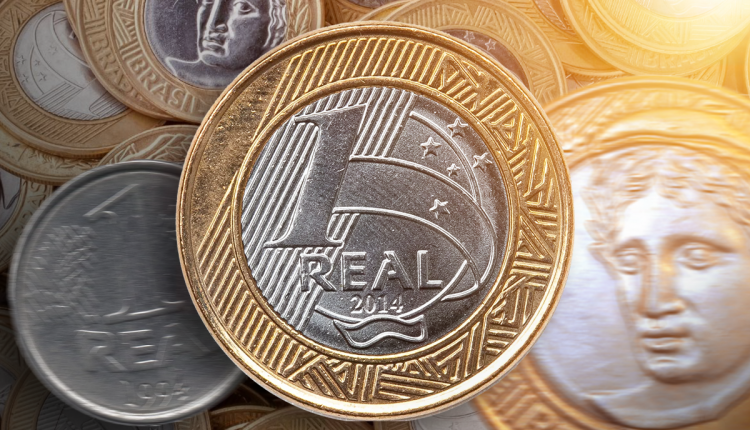 Imagem detalhada de moedas de 1 real, com destaque para o modelo de 2014 da segunda família do Plano Real.