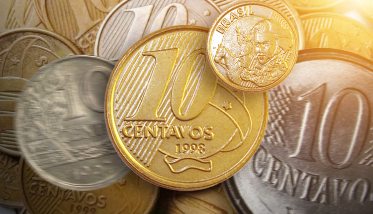 Moedas brasileiras de 10 centavos com destaque para erro de reverso invertido.