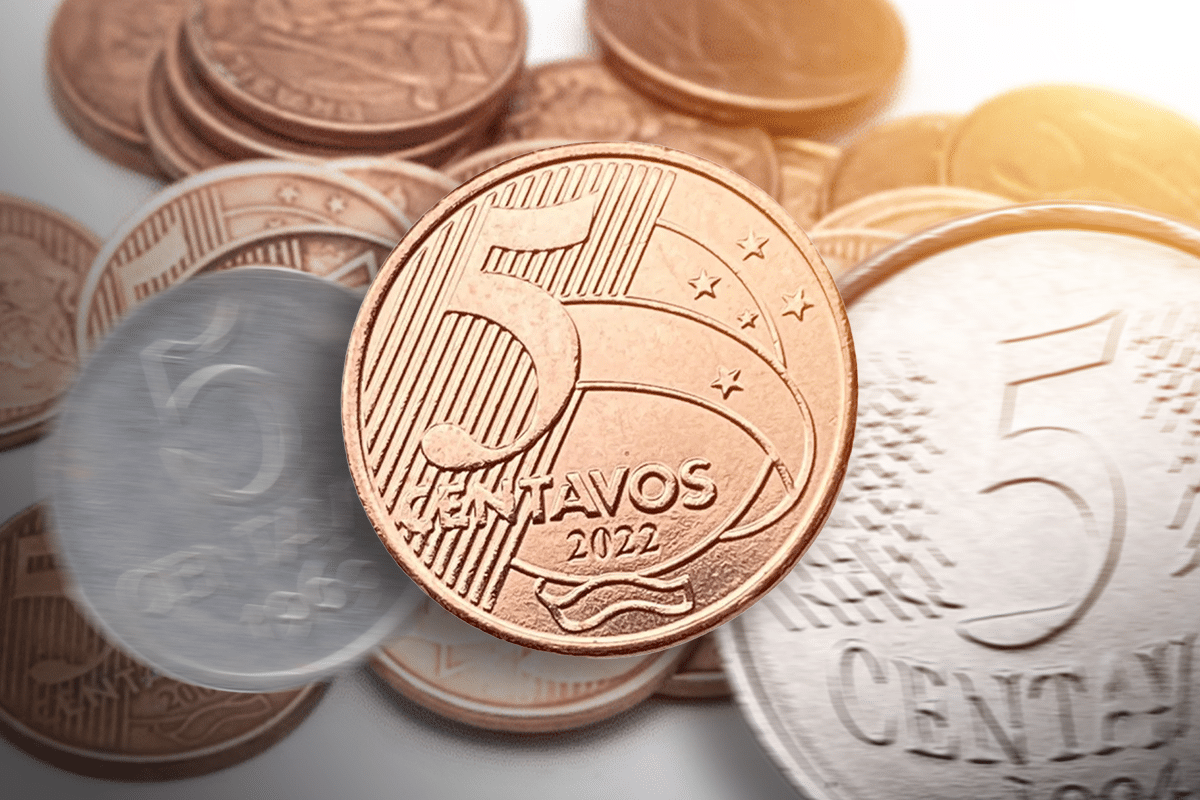 moeda de 5 centavos do brasil destacada sobre outras moedas em fundo desfocado