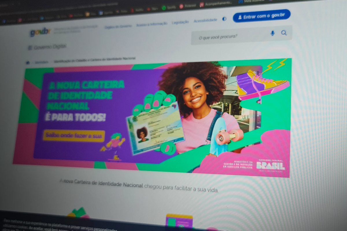 Imagem mostrando a nova carteira de identidade nacional em um site oficial do governo, com uma jovem sorrindo e segurando o documento.