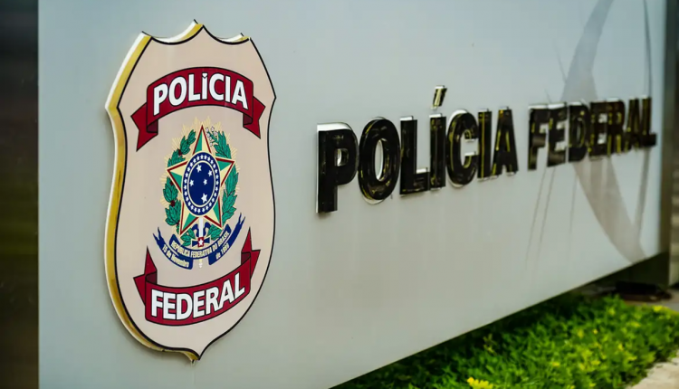 Logotipo da Polícia Federal em placa oficial, representando o órgão responsável pelo concurso público de 2025.
