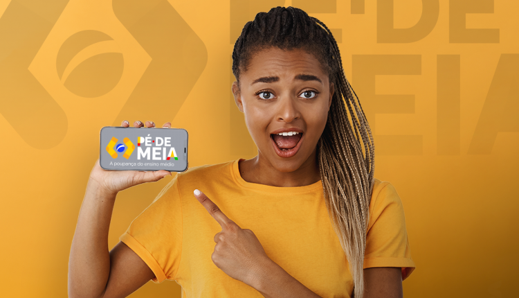 Imagem de uma jovem segurando um celular com o logo do programa 'Pé-de-Meia', destacando a poupança para o ensino médio.