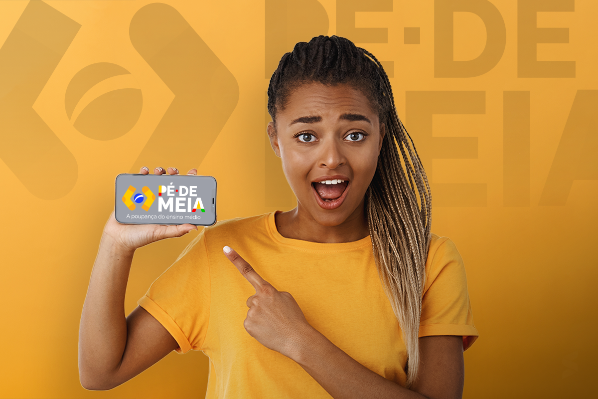 Mulher sorrindo e segurando um celular com o logo do Pé-de-Meia, representando como funciona o programa."