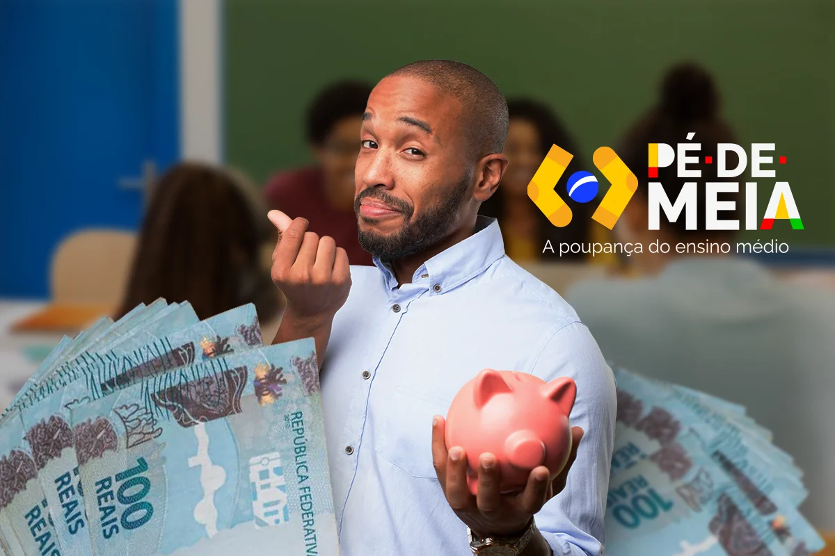 Homem segurando um cofrinho de porquinho e notas de 100 reais, com o logo colorido do Pé-de-Meia ao fundo.