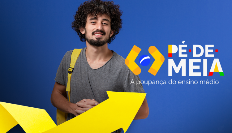Jovem com mochila sorrindo e segurando uma flecha amarela, com logo do Pé-de-Meia e o texto 'A poupança do ensino médio'.