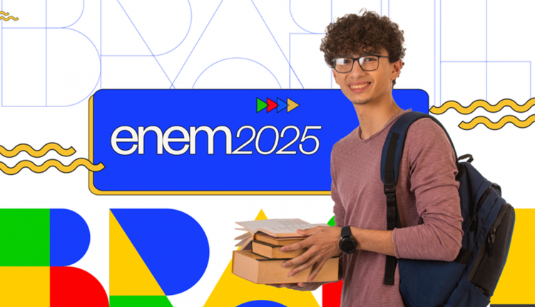 Estudante sorrindo com mochila nas costas e livros nas mãos, em frente ao banner do Enem 2025 com elementos gráficos do Brasil.