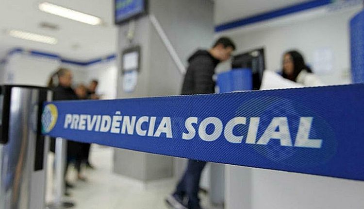 Interior de uma agência do INSS com foco no atendimento ao público, representando os serviços relacionados à incapacidade para o trabalho.