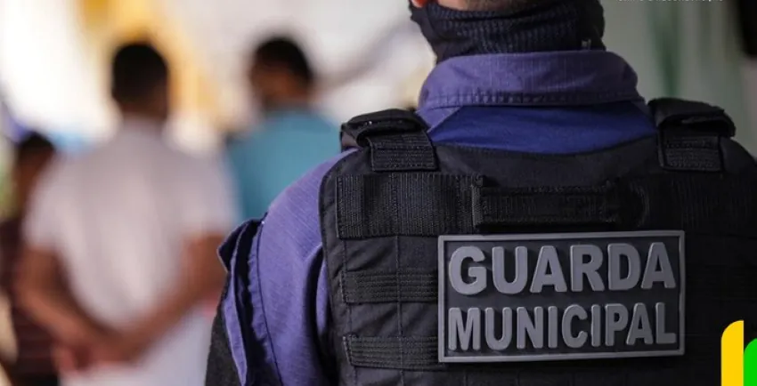 Guarda Municipal em ação durante abordagem, simbolizando segurança pública e fiscalização.
