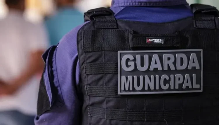 Guarda Municipal com colete de identificação, ilustra a matéria sobre o concurso com 400 vagas.