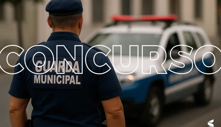 Imagem de um guarda municipal em frente a uma viatura, com a palavra CONCURSO em destaque, promovendo uma oportunidade de inscrição.