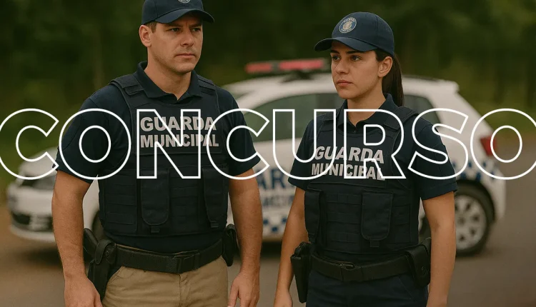 Dois agentes da Guarda Municipal em uniforme, ao ar livre, com um carro oficial ao fundo.