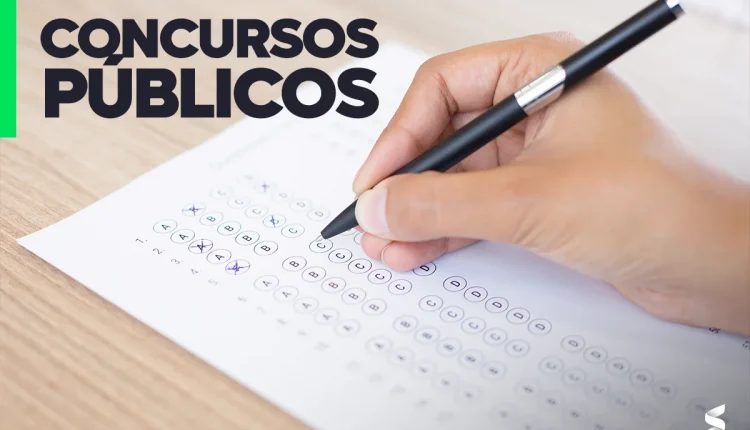 Pessoa respondendo a uma prova de concurso público, com foco nas opções de múltipla escolha