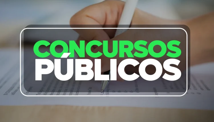 Imagem de uma pessoa escrevendo em um papel com a palavra 'Concursos Públicos' em destaque.