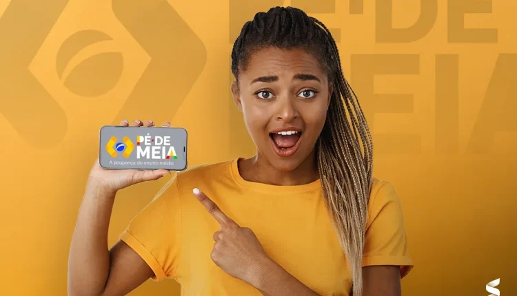 Jovem sorridente segurando um celular com o logo do Pé-de-Meia, representando o calendário de pagamentos do programa para maio de 2025.