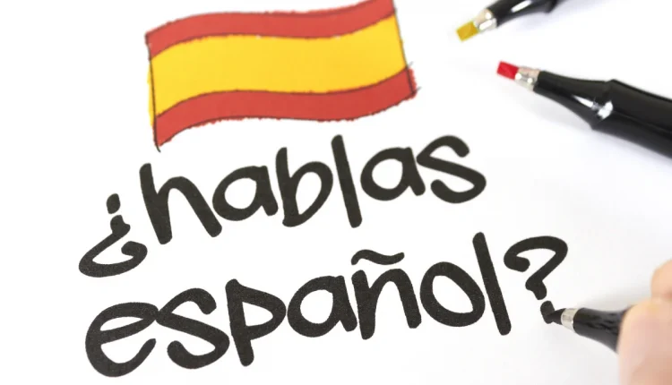 Desenho de um lápis destacando a frase em espanhol '¿hablas español?' acompanhada da bandeira da Espanha.
