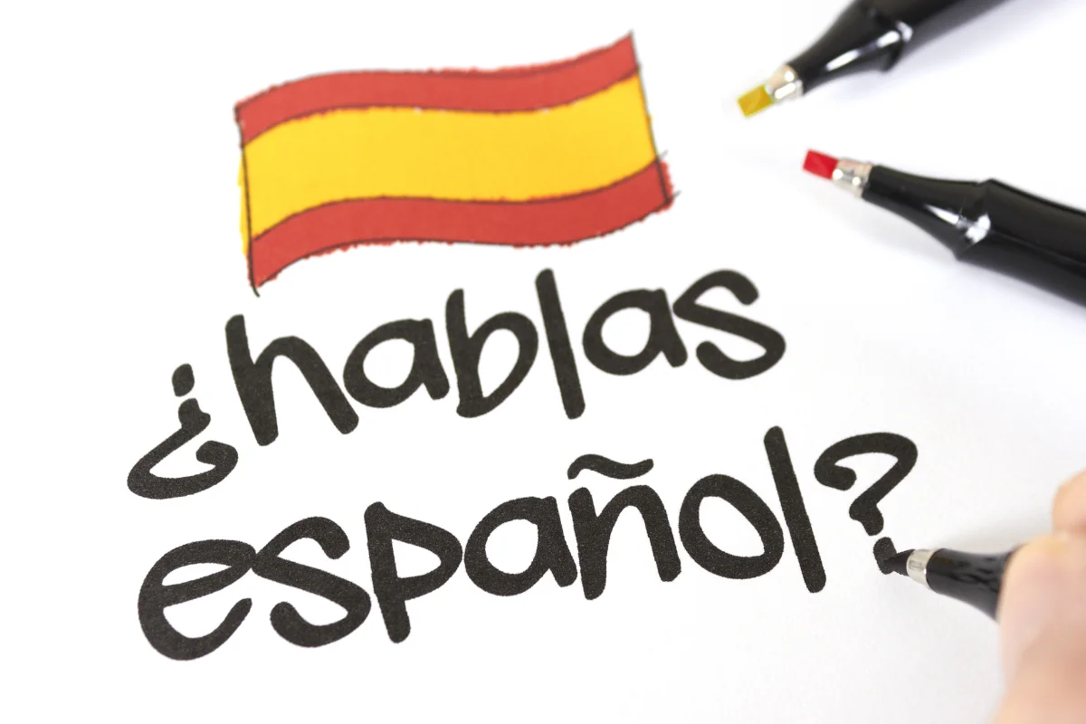 Desenho de um lápis destacando a frase em espanhol '¿hablas español?' acompanhada da bandeira da Espanha.