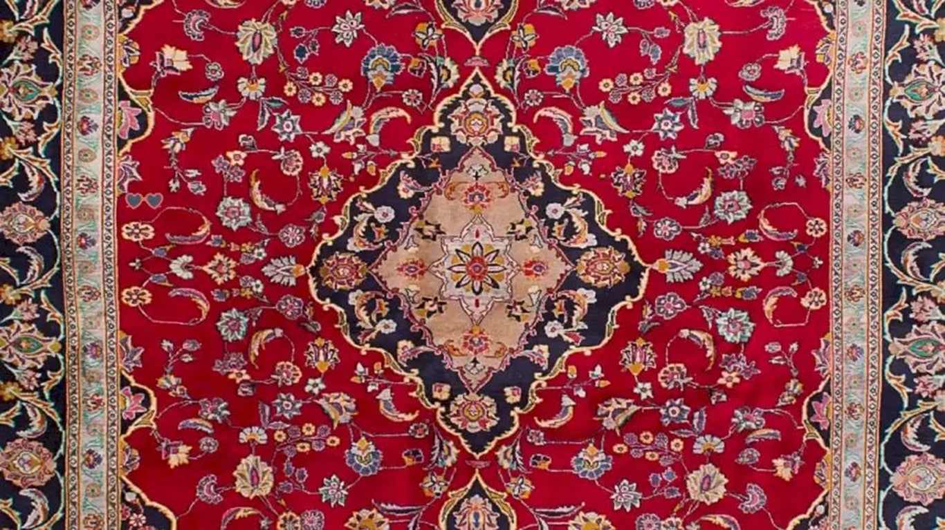 Desafio lógico com um óculos escondido entre os desenhos de um tapete estampado com fundo vermelho