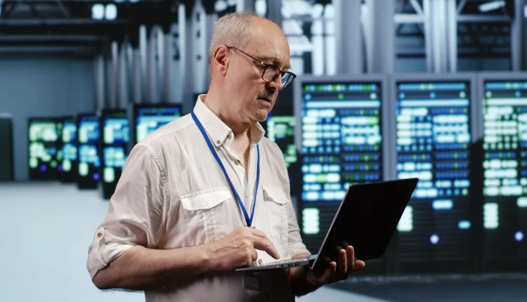 Especialista monitorando servidores em ambiente de data center