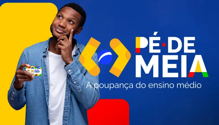Estudante segurando cartão do programa Pé-de-Meia, iniciativa de apoio à educação.
