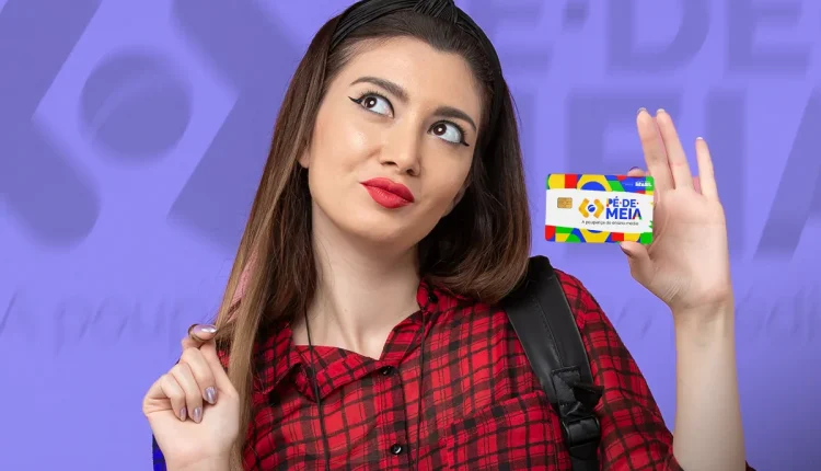 Estudante sorrindo exibe o cartão do programa Pé-de-Meia do Governo Federal.