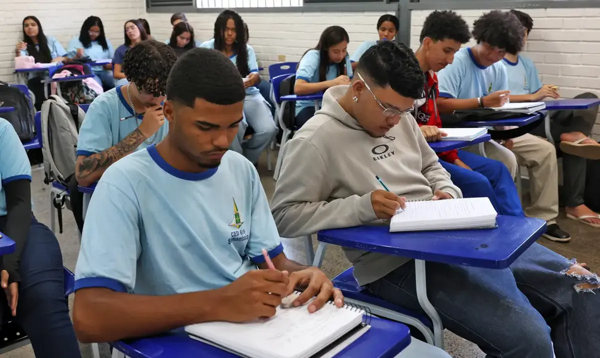 Estudantes do ensino médio em sala de aula durante atividade escolar.